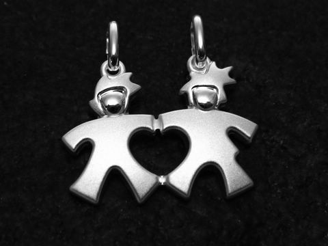 Zwei Partneranhänger aus Sterling Silber in Form von stilisierten Figuren mit einem Herz in der Mitte, hergestellt von Juwelier Harnisch, Symbol für Freundschaft und Verbundenheit.