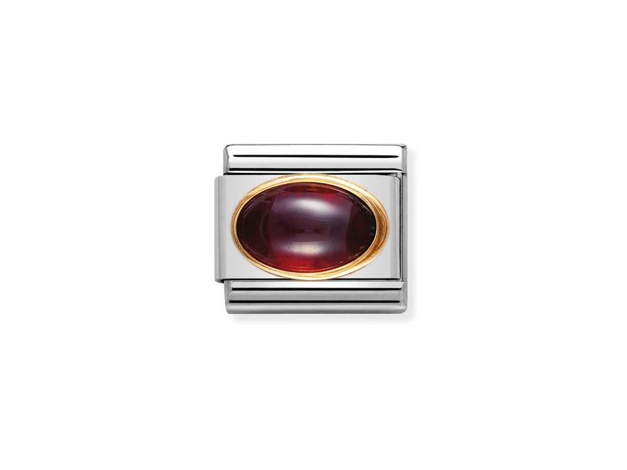 Ovaler Granat in roter Farbe, umgeben von einem goldenen Rahmen, eingebettet in einem silbernen Element mit vertikalen Streifen, passend für NOMINATION Classic.
