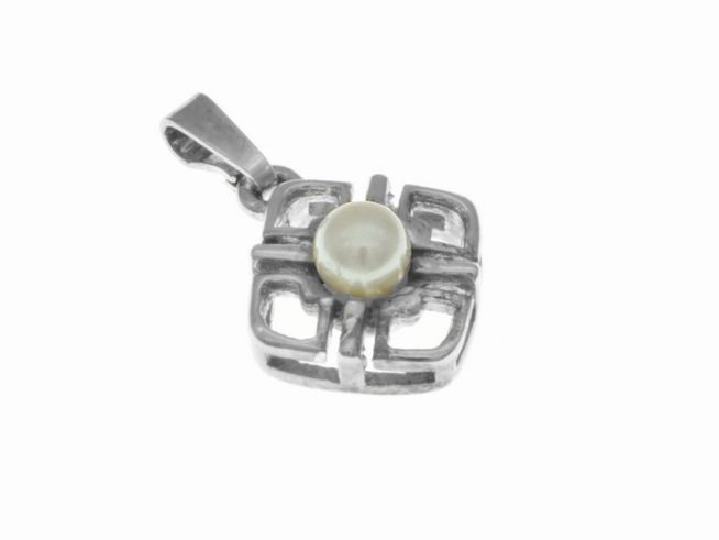 304615-0 Edelstahl-Anhänger mit filigranem Design und einer weißen Zuchtperle in der Mitte, Hersteller ist Juwelier Harnisch, ideal für stilvolle Akzente.