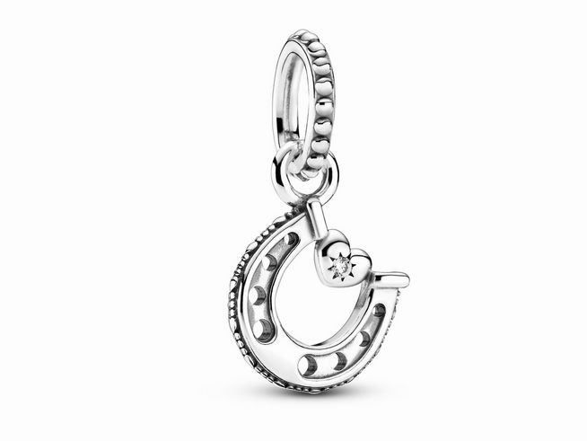Charm in Form eines Hufeisens aus Silber mit Zirkonia, verziert mit feinen Details und einem liebevollen Design, ideal für Glücksbringer und individuelle Schmuckstücke von Pandora.