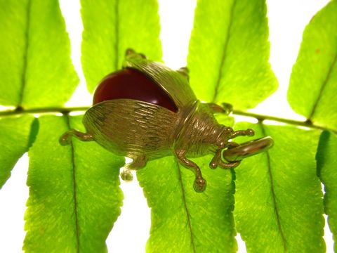 Käfer Coleoptera Goldanhänger mit Karneol auf einem Blatt, Hersteller Juwelier Harnisch, geeignet als tierisches Schmuckstück für Kenner und Liebhaber.