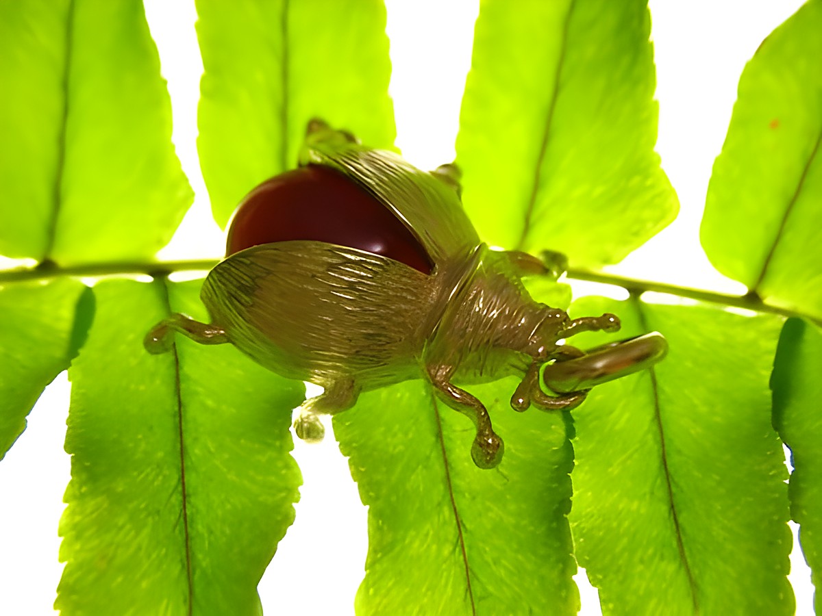 Käfer Coleoptera Goldanhänger mit Karneol auf einem Blatt, Hersteller Juwelier Harnisch, geeignet als tierisches Schmuckstück für Kenner und Liebhaber.