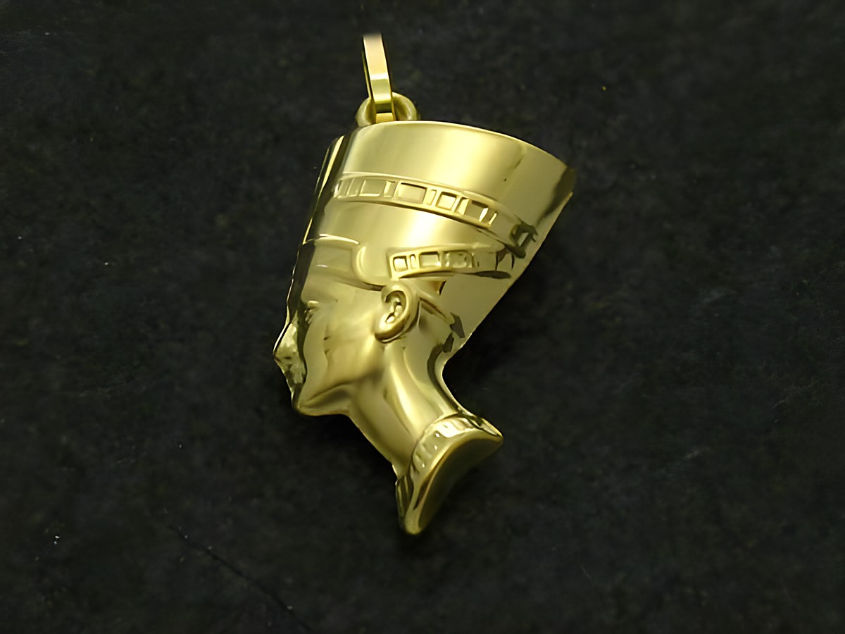 Vollplastischer Nofretete Anhänger aus Gold, inspiriert von der ägyptischen Königin Nefertiti, vom Juwelier Harnisch aus Ägypten, kunstvoll gestaltet mit detaillierter Profilansicht.