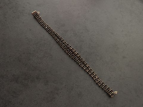 Strass Armband in granatrot mit goldfarbenen Akzenten, 19,5 cm lang, edles Design, Hersteller Juwelier Harnisch, ideal für stilvolle Anlässe und Kombinationen, hochwertige Verarbeitung.