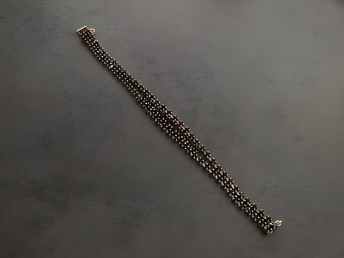 Strass Armband in granatrot mit goldfarbenen Akzenten, 19,5 cm lang, edles Design, Hersteller Juwelier Harnisch, ideal für stilvolle Anlässe und Kombinationen, hochwertige Verarbeitung. – Ansicht 2