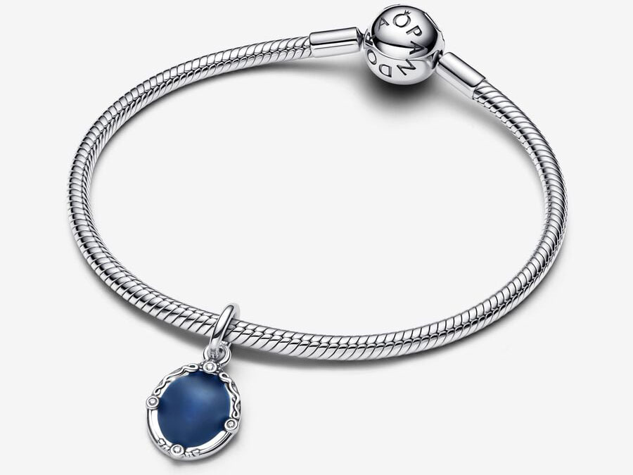 Pandora 793840C01 Charm mit einem blauen Stein in einem geschwungenen silbernen Rahmen, an einem schlichten silbernen Armband, inspiriert vom Disney Schneewittchen Magic Mirror.
