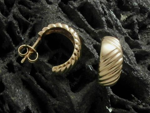 Elegante, polierte Creolen aus Gold 333 mit einem Durchmesser von 1,5 cm und einer Breite von bis zu 15 mm, hergestellt von Juwelier Harnisch.