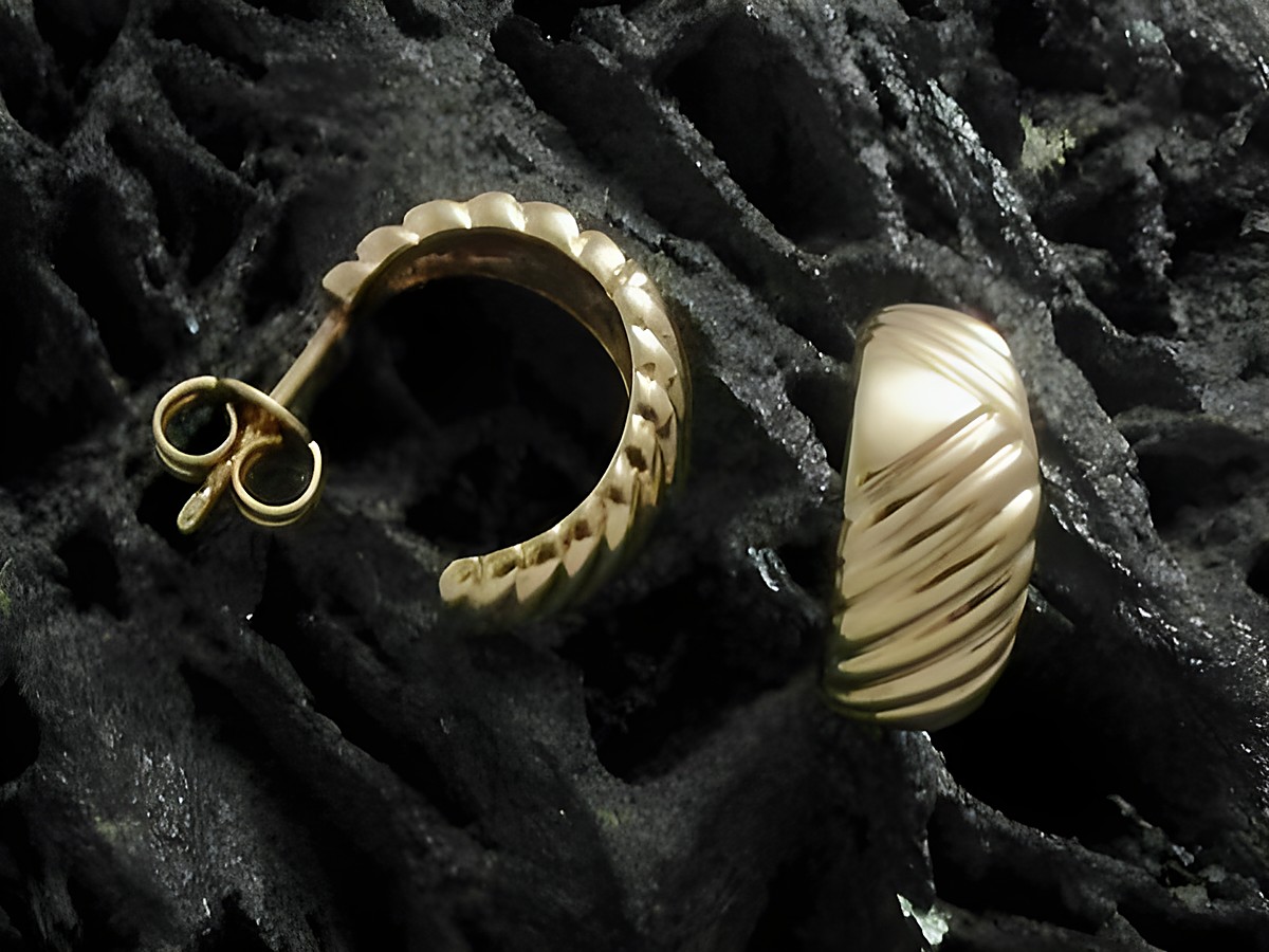 Elegante, polierte Creolen aus Gold 333 mit einem Durchmesser von 1,5 cm und einer Breite von bis zu 15 mm, hergestellt von Juwelier Harnisch.