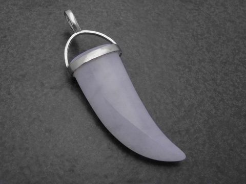 Achat Zahn Anhänger aus Sterling Silber, elegant geformt und gefärbt in sanften Grau- und Lilatönen, zeigt ein tierisches Design und wirkt verspielt und stilvoll.