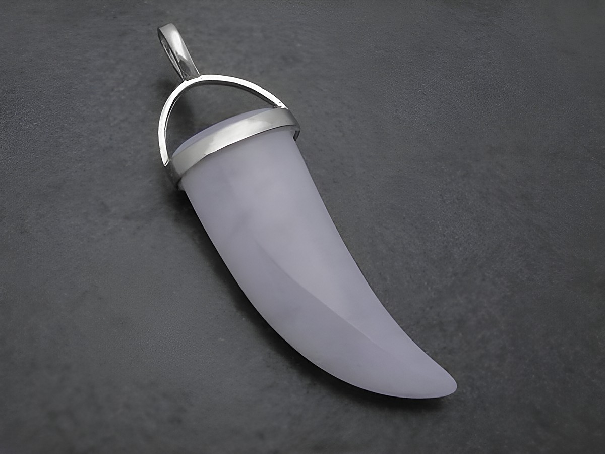 Achat Zahn Anhänger aus Sterling Silber, elegant geformt und gefärbt in sanften Grau- und Lilatönen, zeigt ein tierisches Design und wirkt verspielt und stilvoll.