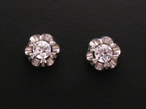 45869-0 Ohrringe Zirkonia in Weißgold Ohrstecker des Herstellers Juwelier Harnisch mit einem blütenförmigen Design und funkelnden Steinen, ideal für besondere Anlässe.