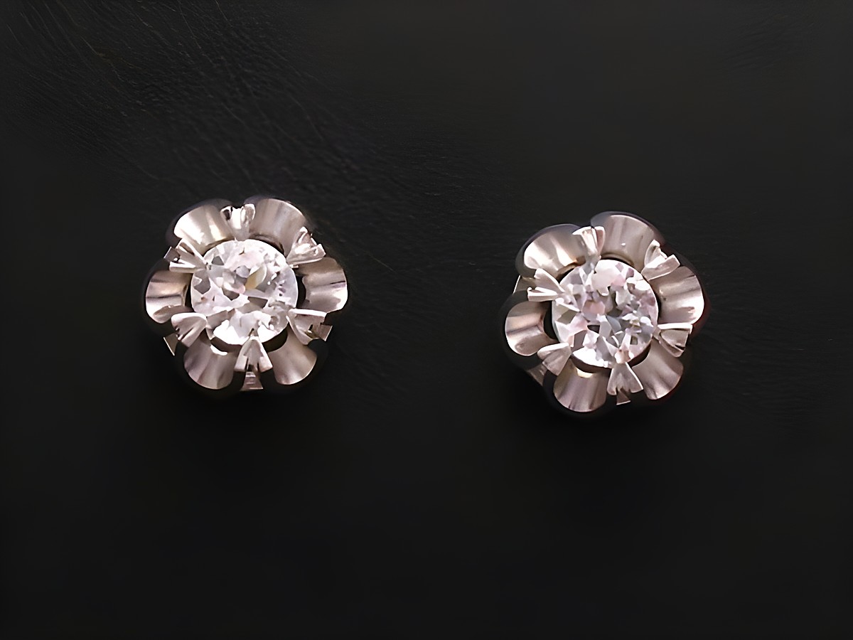 Ohrringe Zirkonia in Weißgold Ohrstecker des Herstellers Juwelier Harnisch mit einem blütenförmigen Design und funkelnden Steinen, ideal für besondere Anlässe.