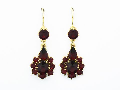 Granat Schmuck Ohrringe 25,1 mm in Gold mit eleganten Ohrhängern und funkelnden Granatsteinen, hergestellt von Juwelier Harnisch, auffälliges Design mit hochwertigem Stein.