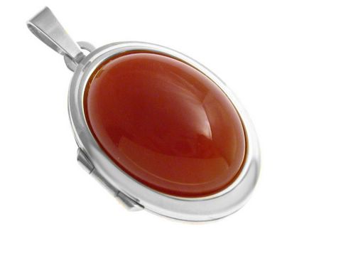 Karneol Cabochon in rhodiniertem Sterling Silber Medaillon, glänzende rot-orange Farbe, elegantes Design, Hersteller Juwelier Harnisch, ideal als Schmuckstück oder Geschenk.