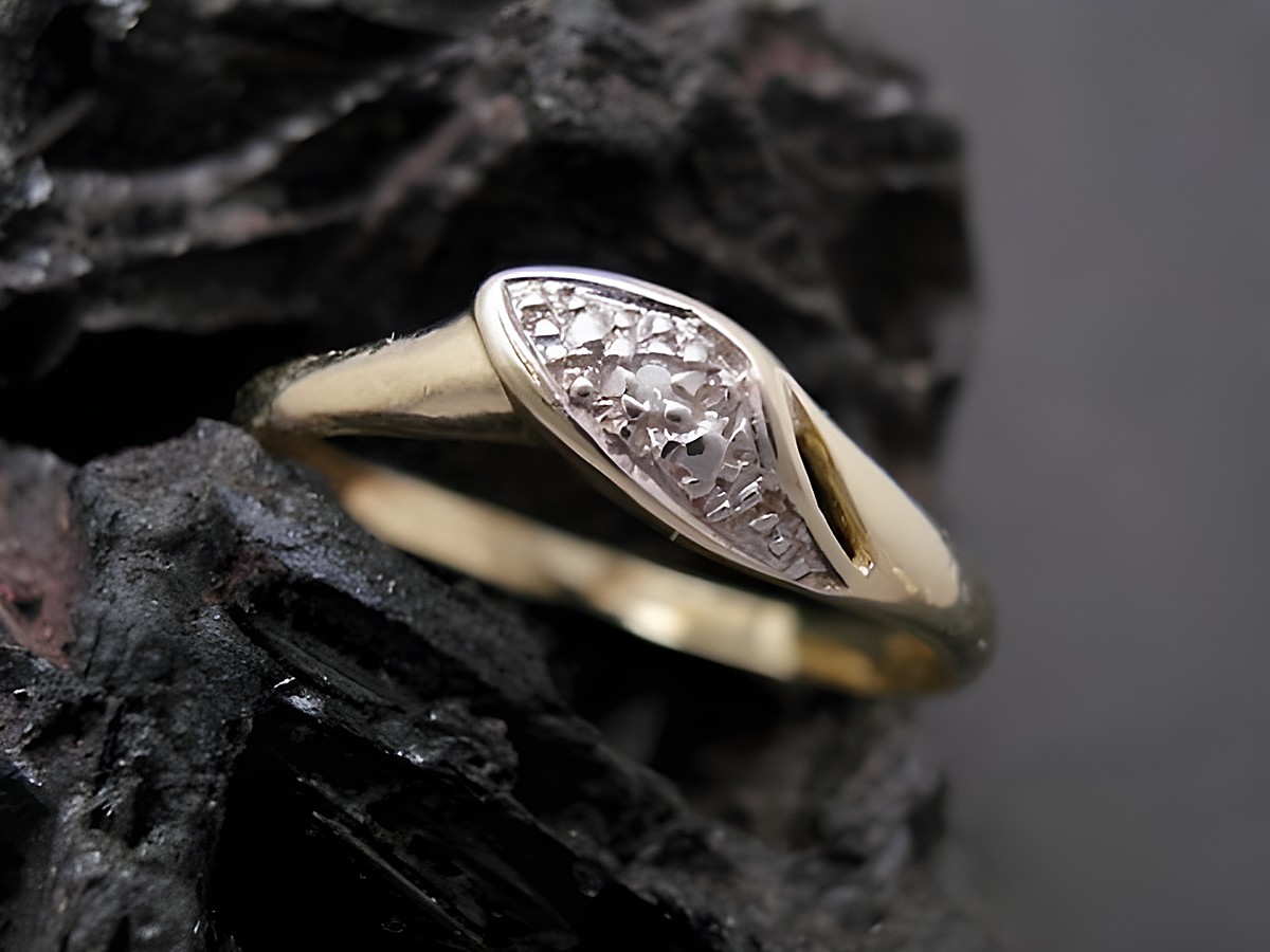Gold Ring verführerisch Gold 585 bicolor mit Diamant Goldring in der Größe 48 bis 50/16 vom Hersteller Juwelier Harnisch. Elegant gearbeiteter Ring mit funkelnden Akzenten.