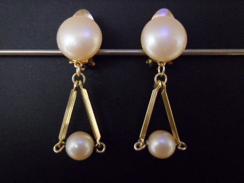 71801-0 Ohrclip in hellrosa mit zeitloser Form aus goldfarbenem Material und synthetischer Zuchtperle, Hersteller Juwelier Harnisch, ideal für elegante Anlässe.