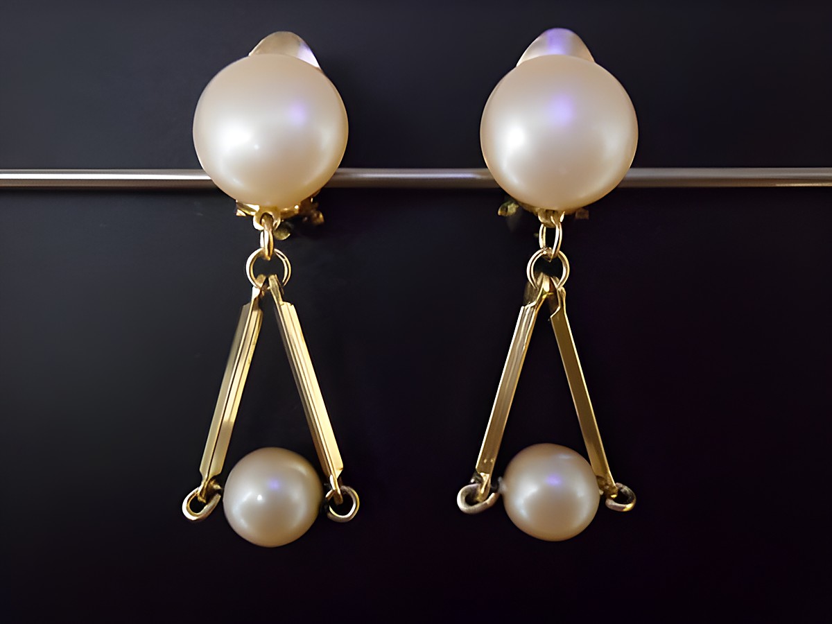 Ohrclip in hellrosa mit zeitloser Form aus goldfarbenem Material und synthetischer Zuchtperle, Hersteller Juwelier Harnisch, ideal für elegante Anlässe.