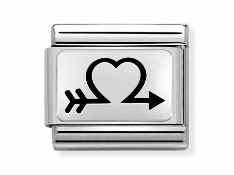 Ein silbernes Charm von Nomination mit dem Motiv eines Pfeils, der durch ein Herz zeigt. Es hat eine glänzende Oberfläche und ist für individuelle Armbänder gedacht.
