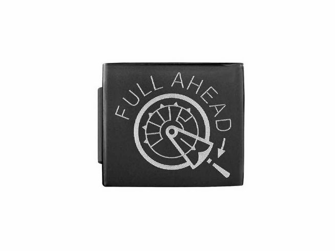 Edelstahl Charms mit schwarz-matter Oberfläche und dem Schriftzug FULL AHEAD sowie einem grafischen Symbol, das Geschwindigkeit darstellt, von Nomination.