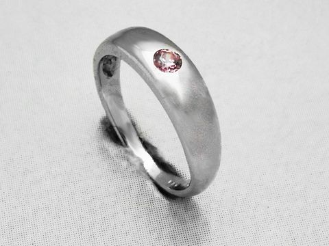 Klassischer Silber Taufring rhodiniert mit rosa Zirkonia, hergestellt von Juwelier Harnisch, aus Silber gefertigt, elegant und zeitlos in der Gestaltung.