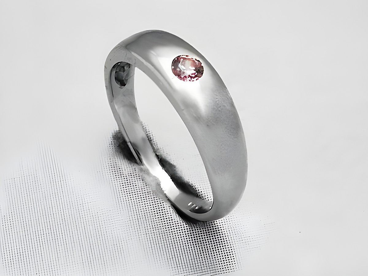 Klassischer Silber Taufring rhodiniert mit rosa Zirkonia, hergestellt von Juwelier Harnisch, aus Silber gefertigt, elegant und zeitlos in der Gestaltung.