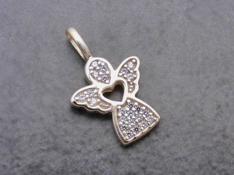 Gold Anhänger in Engelform mit Herz und Zirkonia, hergestellt von Juwelier Harnisch, symbolisiert den Schutzengel. Elegantes Design für besonderen Schmuck.