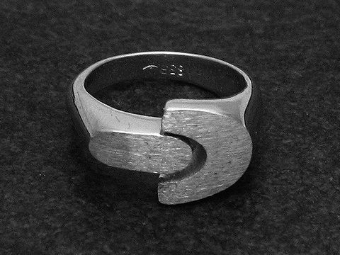 Silberner ring mit abstraktem design, wenig verstellbar, rhodiniertes finish, hergestellt von juwelier harnisch, ohne stein. Ideal für einen modernen look.