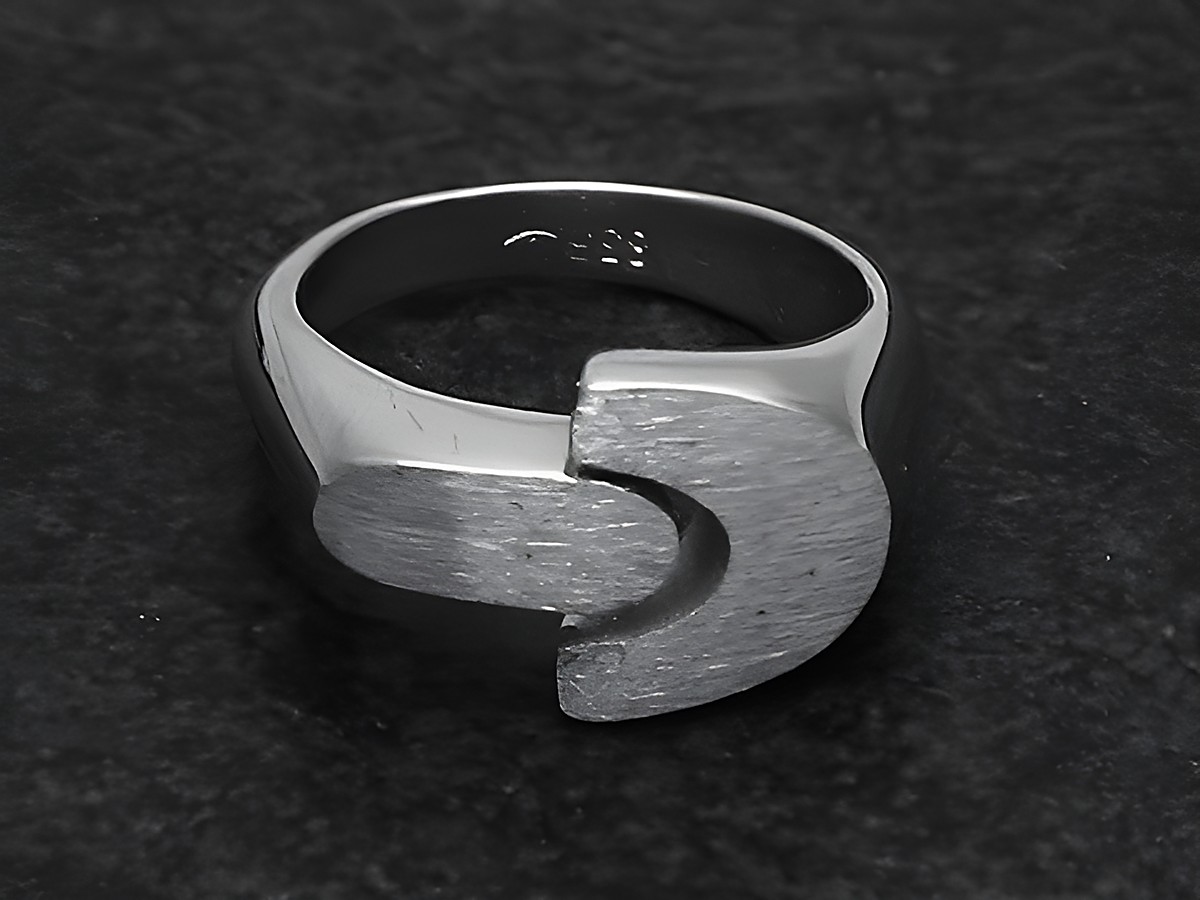 Silberner ring mit abstraktem design, wenig verstellbar, rhodiniertes finish, hergestellt von juwelier harnisch, ohne stein. Ideal für einen modernen look.