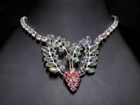 Strass Kette mit romantischem Design aus Multi Schimmer Strassschmuck, 40,5-49,5 cm, silberfarbene Fassung, ideal für elegante Anlässe, hergestellt von Juwelier Harnisch.