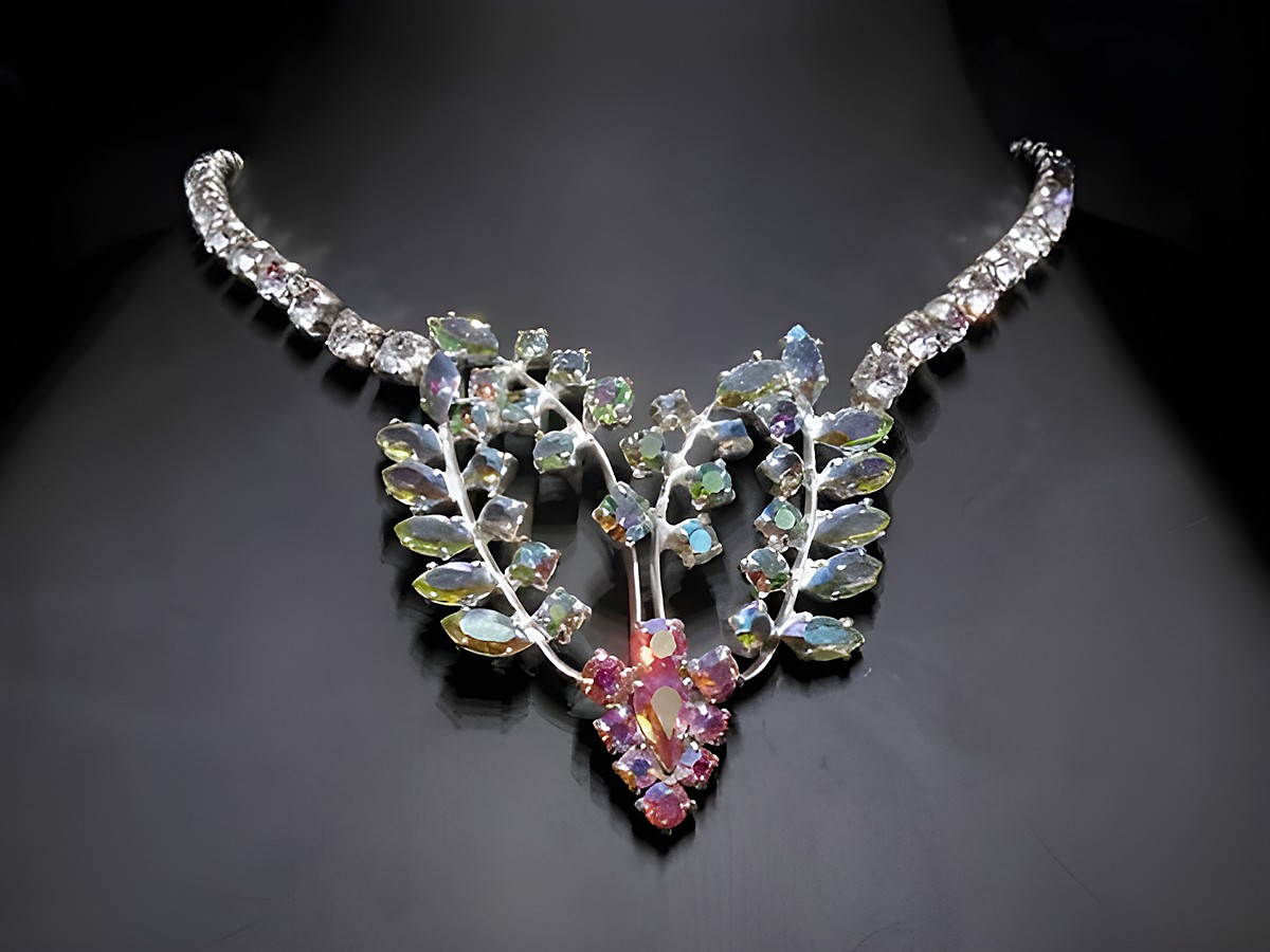 Strass Kette mit romantischem Design aus Multi Schimmer Strassschmuck, 40,5-49,5 cm, silberfarbene Fassung, ideal für elegante Anlässe, hergestellt von Juwelier Harnisch.