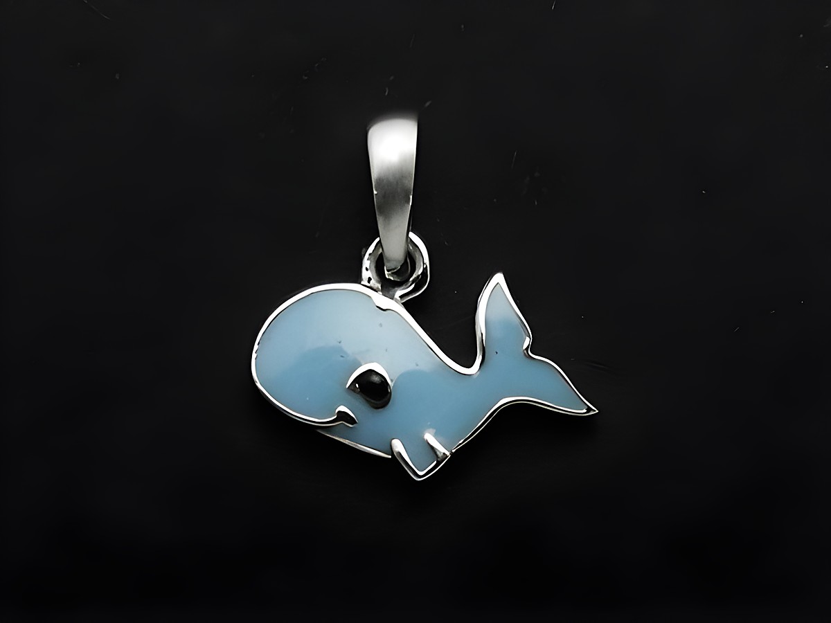 Silberanhänger in Form eines Wals, rhodiniert mit himmelblauer und schwarzer Farbgebung, passend für Kinder, Hersteller Juwelier Harnisch.