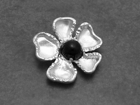 31142-0 Silber Anhänger ECHT Onyx Schwarz im Blumen Design von Juwelier Harnisch, gefertigt mit filigranen Blütenblättern und zentralem schwarzen Stein, ideal als elegantem Schmuckstück.