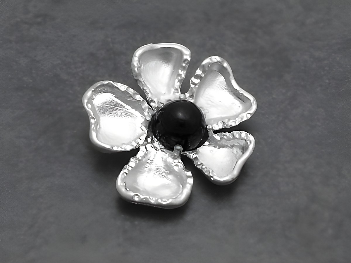Silber Anhänger ECHT Onyx Schwarz im Blumen Design von Juwelier Harnisch, gefertigt mit filigranen Blütenblättern und zentralem schwarzen Stein, ideal als elegantem Schmuckstück.