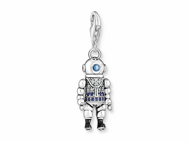 Ein silberner Anhänger in Form eines Tauchers mit blauen und weißen Zirkonia sowie synthetischem Spinell. Der Charm verbindet maritime Elemente und stilvolles Design von Thomas Sabo.