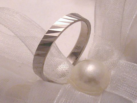 Trauring Ehering WHITE ROMANCE aus Weißgold 333 in Größe 54/17,2 von Juwelier Harnisch, elegant und schlicht mit facettierter Oberfläche, ideal für den besonderen Anlass.