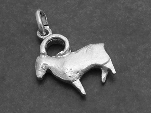 Silber Anhänger Sternzeichen Widder plastisch, hergestellt von Juwelier Harnisch, zeigt eine stilisierte Wiedergabe eines Widders in edlem Silber. Ideal für Sternzeichenliebhaber.