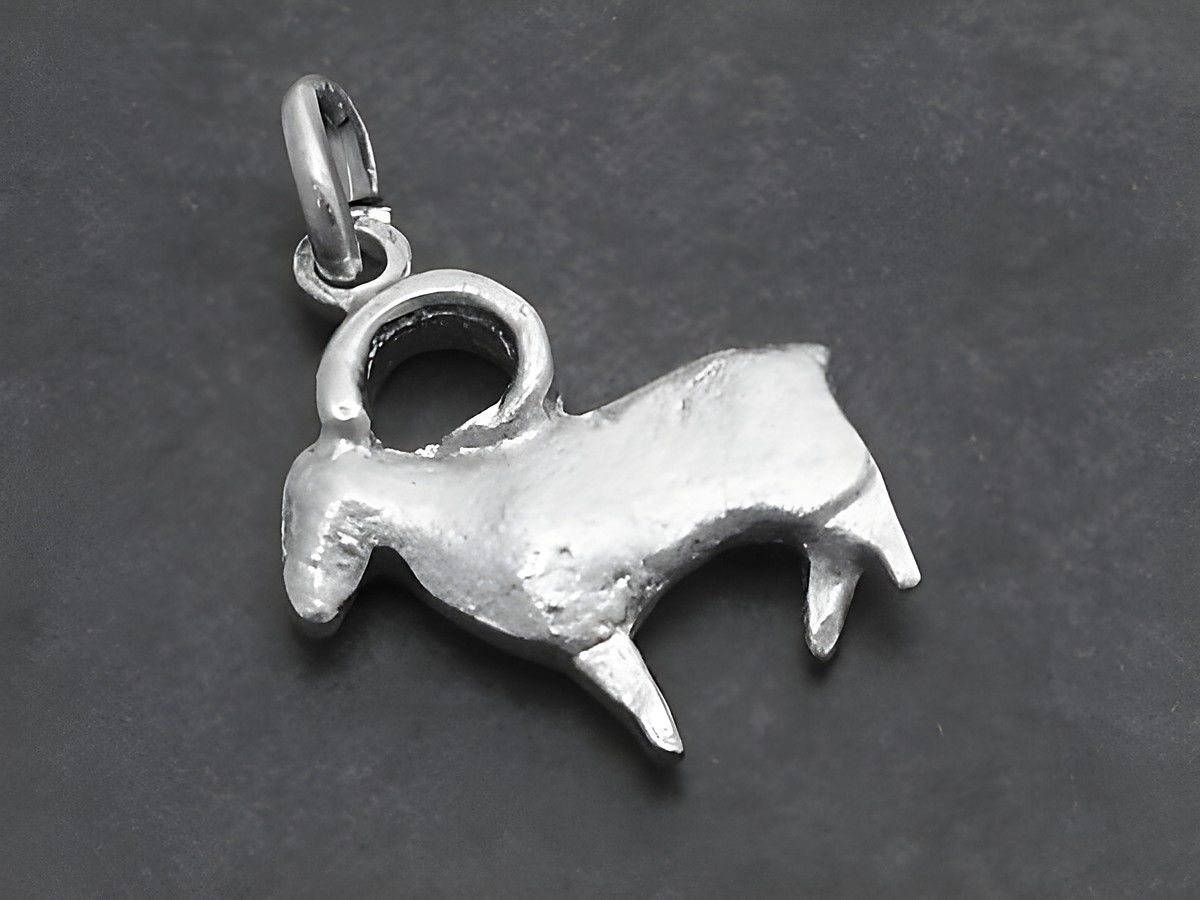 Silber Anhänger Sternzeichen Widder plastisch, hergestellt von Juwelier Harnisch, zeigt eine stilisierte Wiedergabe eines Widders in edlem Silber. Ideal für Sternzeichenliebhaber.