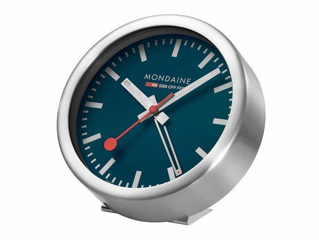 Mondaine A997.MCAL.46SBV.1 Wecker in ozeanblau mit einem mattierten Aluminiumgehäuse, 12,5 cm Durchmesser, klare Ziffern und rote Sekundenanzeige, stilvolles Design für den Tisch.