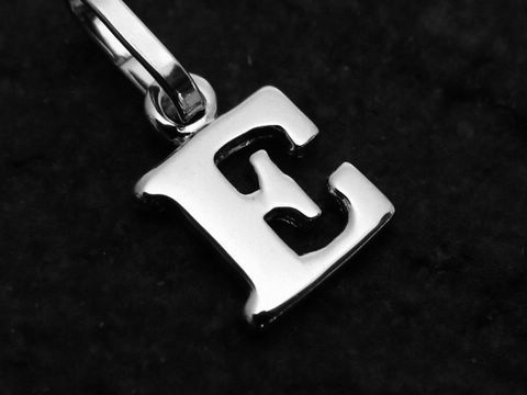 Buchstabenanhänger E aus Weißgold 585 vom Hersteller Juwelier Harnisch, elegant und schlicht gestaltet, ideal als persönliches Schmuckstück oder Geschenk.