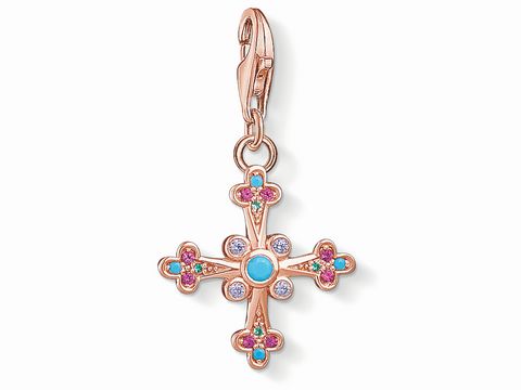 Charm-Anhänger Kreuz von Thomas Sabo in Silber mit bunten Steinen und einem zentralen blauen Stein, symbolisiert Glauben und Eleganz. Ideal für eine persönliche Note.