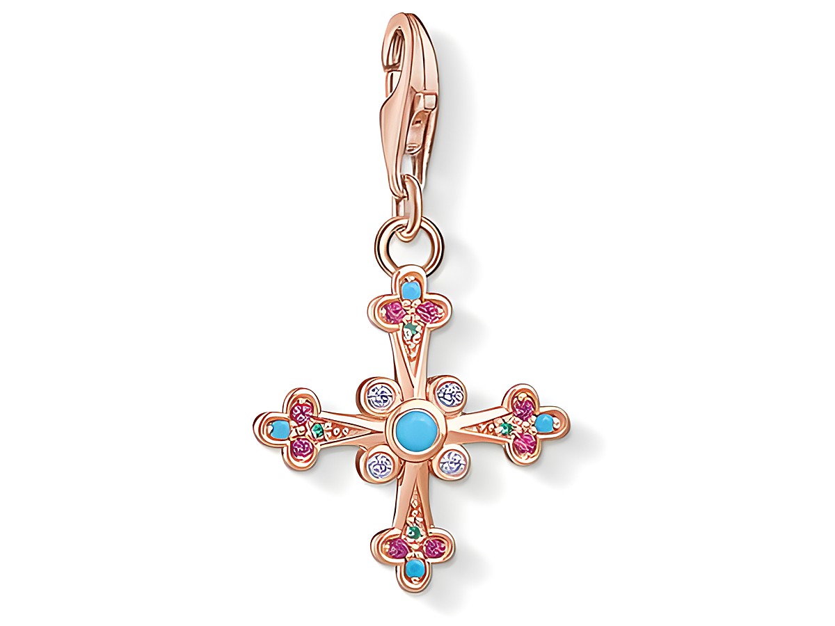 Charm-Anhänger Kreuz von Thomas Sabo in Silber mit bunten Steinen und einem zentralen blauen Stein, symbolisiert Glauben und Eleganz. Ideal für eine persönliche Note.