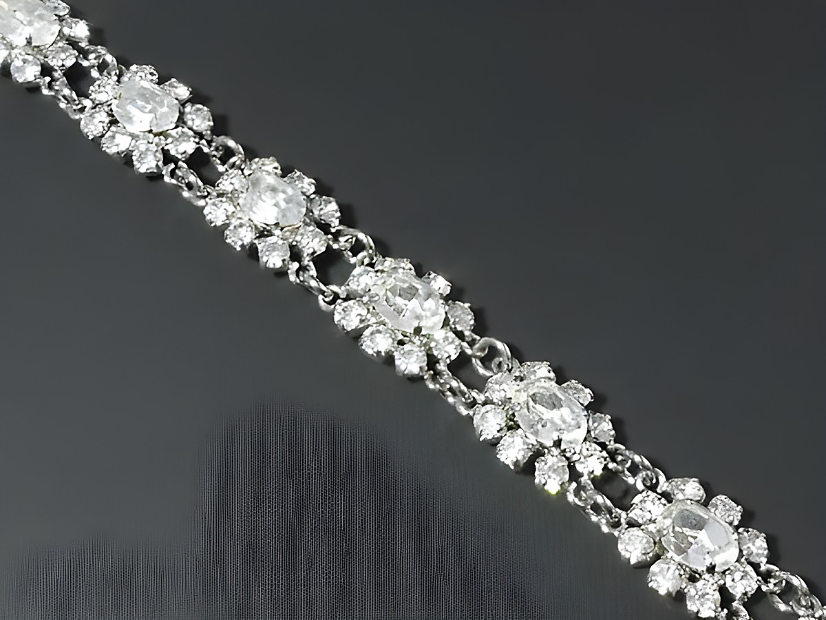 Strass Armband für Frauen in weiß, silberfarben, verstellbar von 18,5 bis 21 cm, hergestellt von Juwelier Harnisch, ideal für elegante Anlässe.