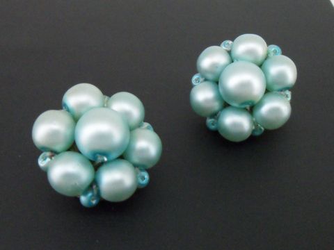 71753-0 Ohrclip in weißgrün blumig mit goldfarbenen Akzenten und synthetischen Zuchtperlen, Hersteller Juwelier Harnisch, elegantes Design für besondere Anlässe.