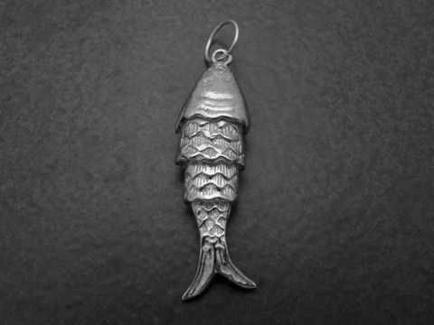 Beweglicher Backfisch Silber Anhänger aus Sterling Silber, filigran gearbeitet, mit detaillierten Schuppen und ansprechendem Design, Hersteller Juwelier Harnisch, schöner Glücksbringer.