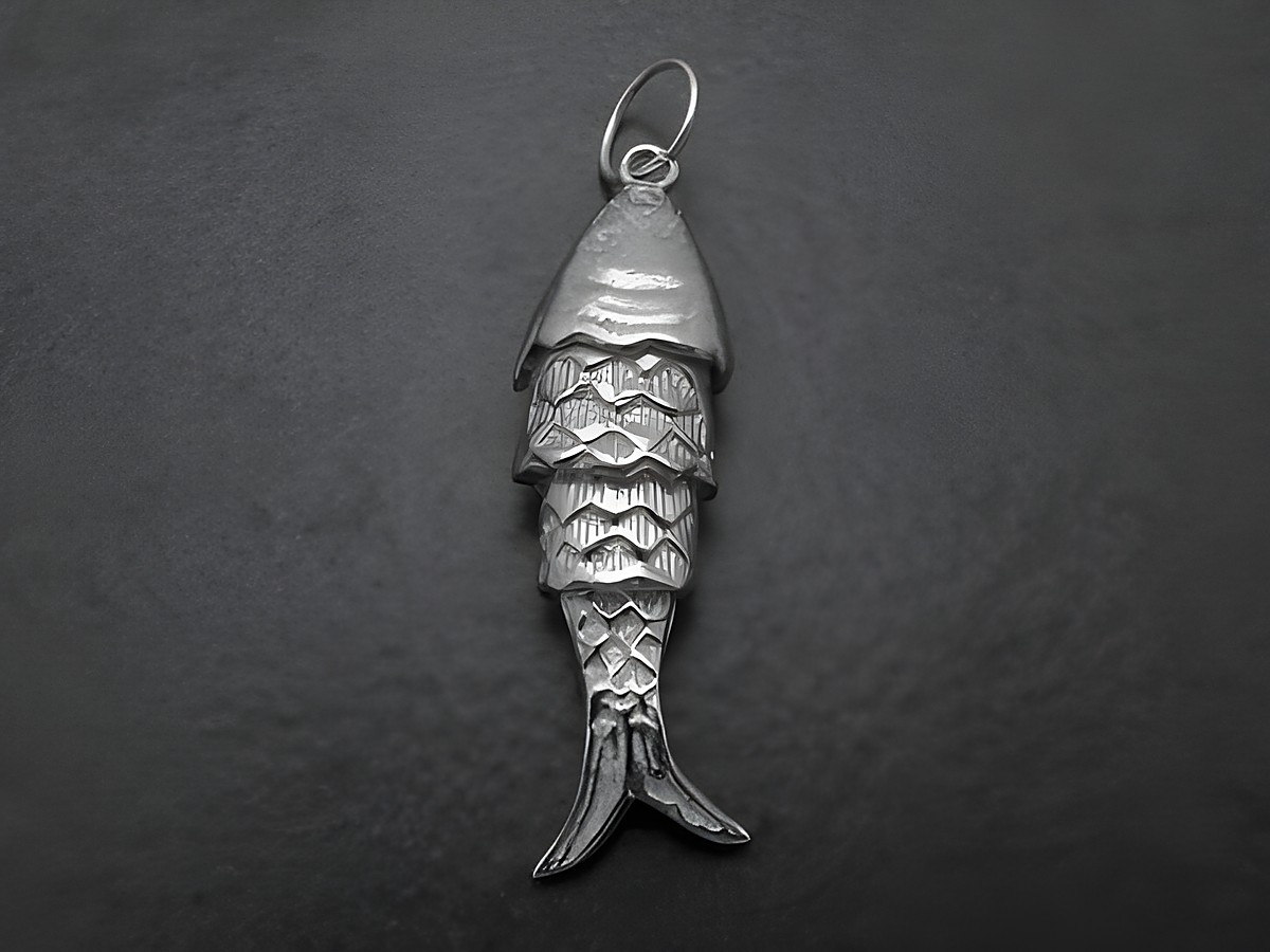 Beweglicher Backfisch Silber Anhänger aus Sterling Silber, filigran gearbeitet, mit detaillierten Schuppen und ansprechendem Design, Hersteller Juwelier Harnisch, schöner Glücksbringer. – Ansicht 2