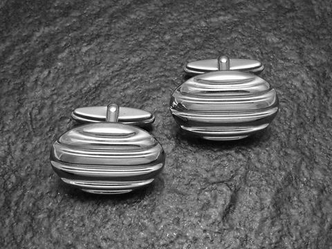Manschettenknöpfe SILBER für Herren und Damen, Hersteller Juwelier Harnisch, Echt Silber, mit einem eleganten, gestreiften Design und polierter Oberfläche, ideal für festliche Anlässe.