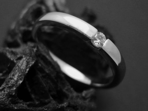 300663-0 Silberring Spannring 2,9 mm mit weißem Zirkonia aus rhodiniertem Sterling Silber in Größe 58, Hersteller Juwelier Harnisch, elegantes Design auf dunklem Hintergrund.