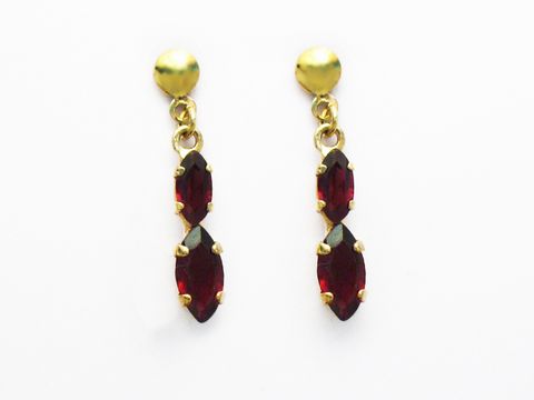 Goldene Ohrstecker mit Granatsteinen, bestehend aus zwei geschliffenen, rot funkelnden Steinen, die elegant herabhängen und einen zeitlosen Look bieten. Ideal für stilvolle Anlässe.