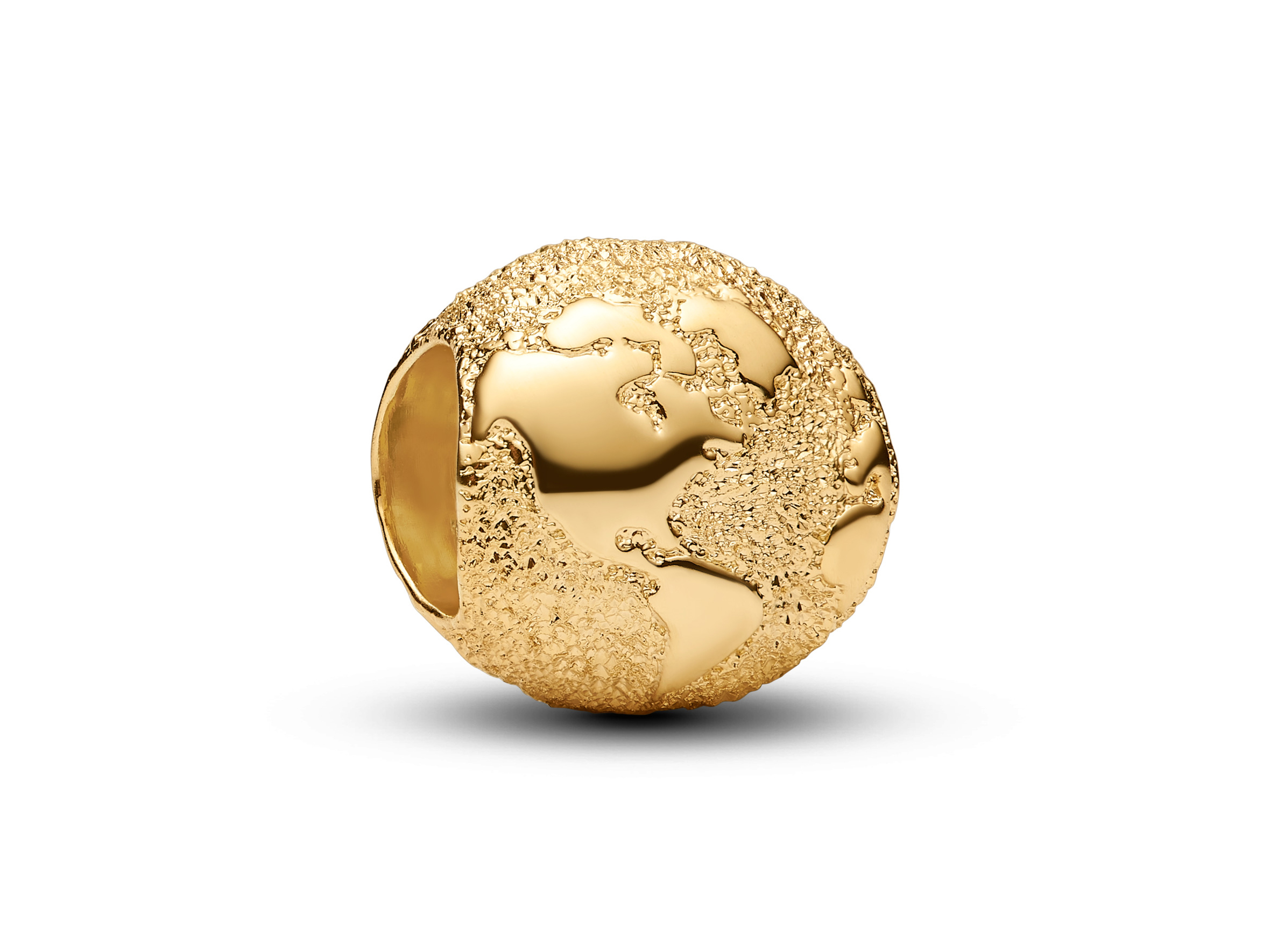 Strukturierter Globus Mini Charm von Pandora in Gelbgold Vergoldung, detailreiche reliefartige Konturen des Erdballs, perfekt geeignet für Armbänder oder als Anhänger, Herstellerneuheit.