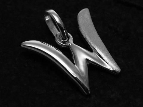 W - Buchstaben Anhänger teilmattiert aus Sterling Silber vom Hersteller Juwelier Harnisch, elegant und modern gestaltet, ideal als persönliches Schmuckstück oder Geschenk.